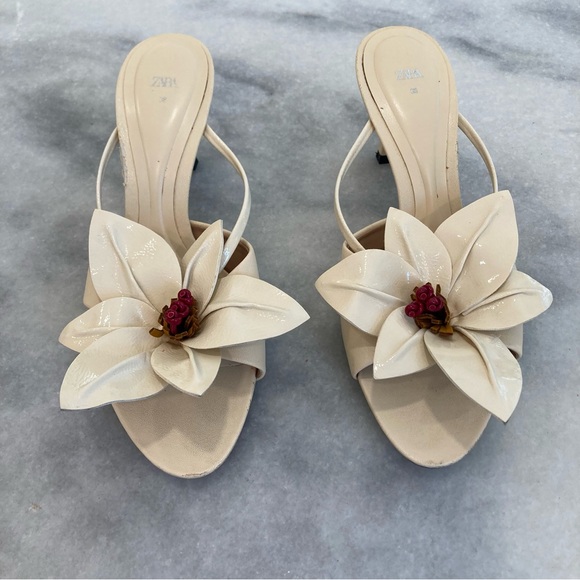 ZARA Large Cream Flower Open Toe Sandals - Picture 3 of 16